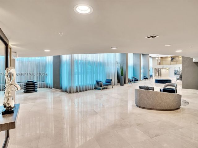 2-bedroom condo for sale in Aventura - 3370 Hidden Bay Dr 815 - MondialRealty