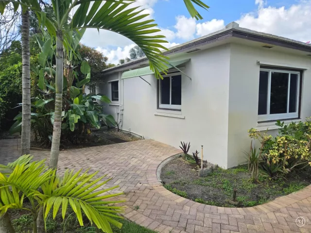 5-bedroom home for sale in Wilton Manors - 704 NE 22ND Drive 1-4 - MondialRealty