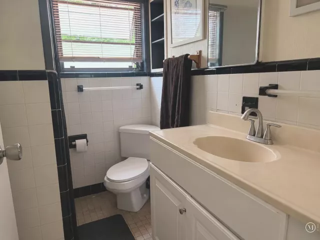 5-bedroom home for sale in Wilton Manors - 704 NE 22ND Drive 1-4 - MondialRealty