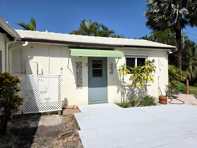 5-bedroom home for sale in Wilton Manors - 704 NE 22ND Drive 1-4 - MondialRealty