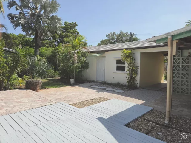 5-bedroom home for sale in Wilton Manors - 704 NE 22ND Drive 1-4 - MondialRealty