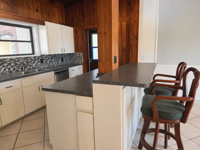 5-bedroom home for sale in Wilton Manors - 704 NE 22ND Drive 1-4 - MondialRealty