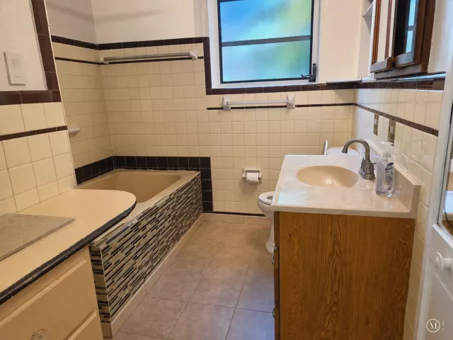 5-bedroom home for sale in Wilton Manors - 704 NE 22ND Drive 1-4 - MondialRealty