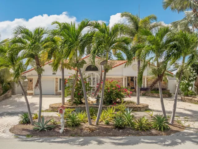 3-bedroom home for sale in Deerfield Beach - 2557 SW 14TH Court - MondialRealty