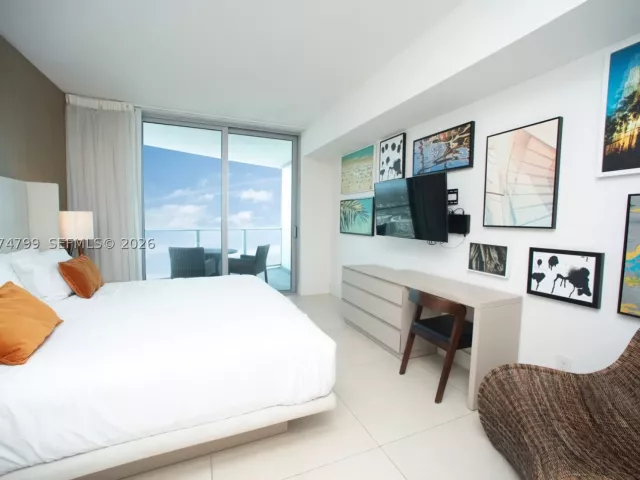 1-bedroom condo for sale in Hollywood - 4111 S Ocean Dr 3412 - MondialRealty