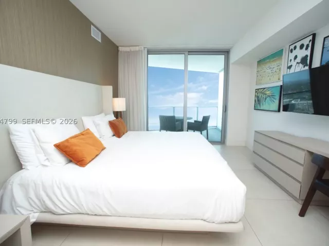 1-bedroom condo for sale in Hollywood - 4111 S Ocean Dr 3412 - MondialRealty