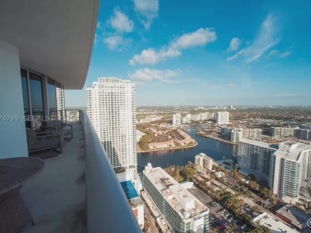 1-bedroom condo for sale in Hollywood - 4111 S Ocean Dr 3412 - MondialRealty