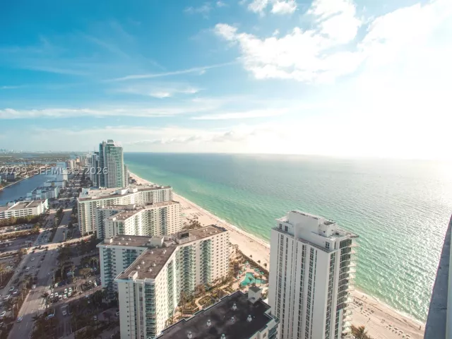 1-bedroom condo for sale in Hollywood - 4111 S Ocean Dr 3412 - MondialRealty