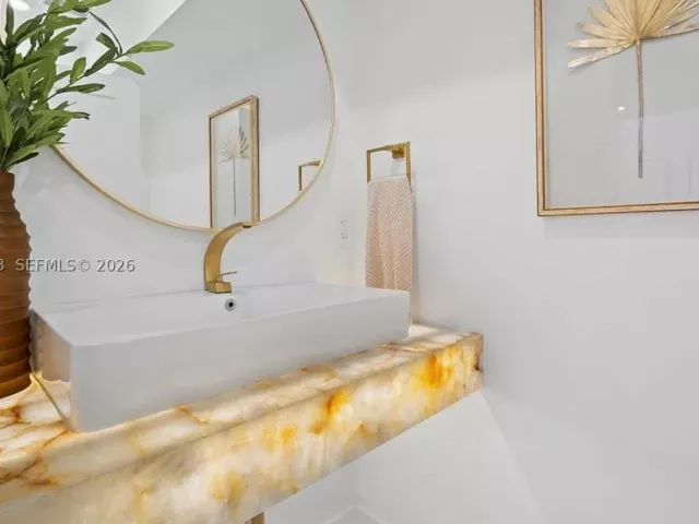 4-bedroom home for sale in Fort Lauderdale - 607 SE 6th St - MondialRealty