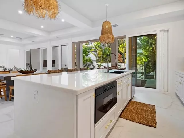 4-bedroom home for sale in Fort Lauderdale - 607 SE 6th St - MondialRealty