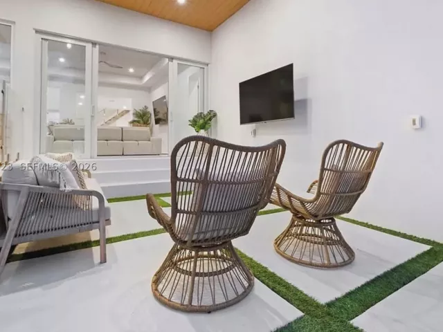 4-bedroom home for sale in Fort Lauderdale - 607 SE 6th St - MondialRealty