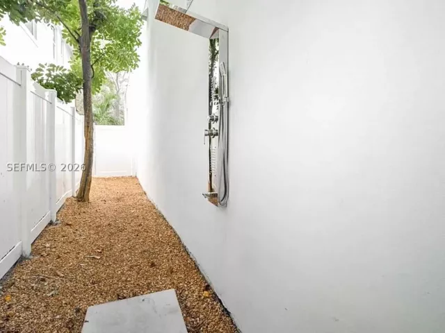4-bedroom home for sale in Fort Lauderdale - 607 SE 6th St - MondialRealty
