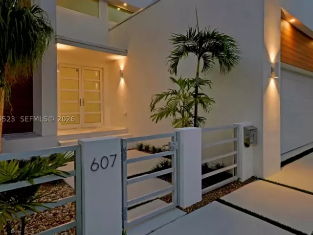 4-bedroom home for sale in Fort Lauderdale - 607 SE 6th St - MondialRealty