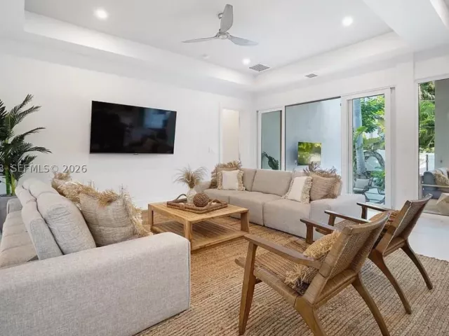 4-bedroom home for sale in Fort Lauderdale - 607 SE 6th St - MondialRealty