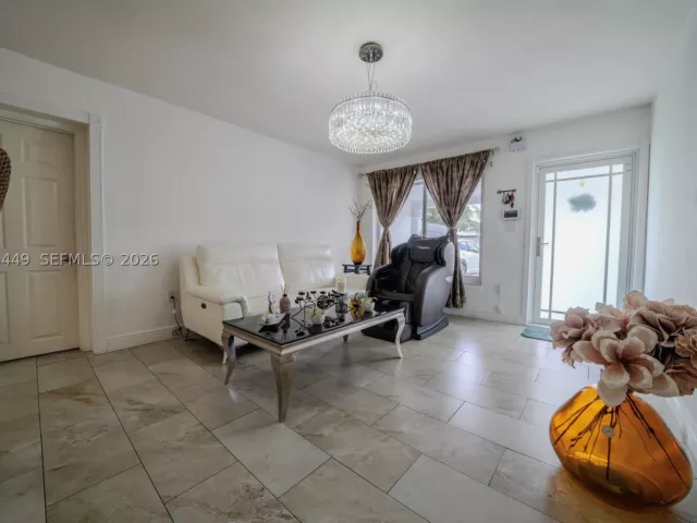 4-bedroom home for sale in Pembroke Pines - 6944 SW 10th Ct - MondialRealty