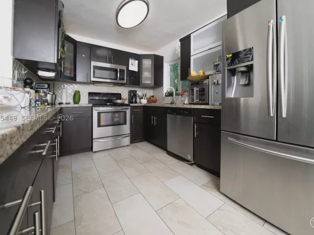 4-bedroom home for sale in Pembroke Pines - 6944 SW 10th Ct - MondialRealty