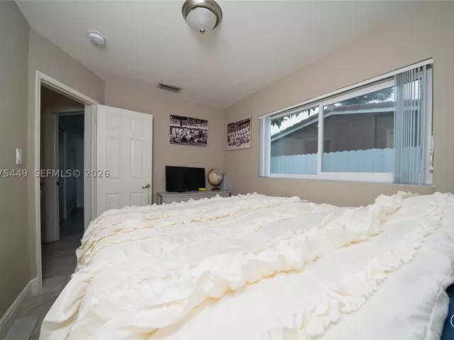 4-bedroom home for sale in Pembroke Pines - 6944 SW 10th Ct - MondialRealty