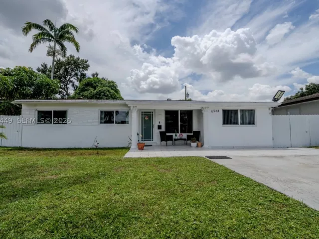 4-bedroom home for sale in Pembroke Pines - 6944 SW 10th Ct - MondialRealty