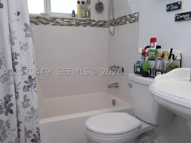 4-bedroom home for sale in Pembroke Pines - 6944 SW 10th Ct - MondialRealty