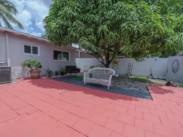 4-bedroom home for sale in Pembroke Pines - 6944 SW 10th Ct - MondialRealty