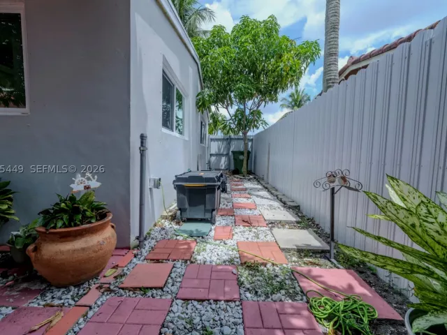 4-bedroom home for sale in Pembroke Pines - 6944 SW 10th Ct - MondialRealty