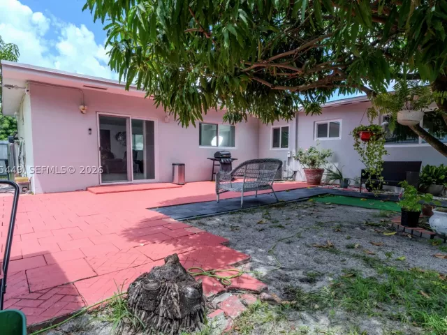 4-bedroom home for sale in Pembroke Pines - 6944 SW 10th Ct - MondialRealty