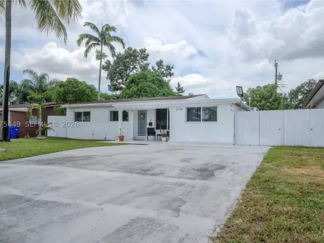 4-bedroom home for sale in Pembroke Pines - 6944 SW 10th Ct - MondialRealty
