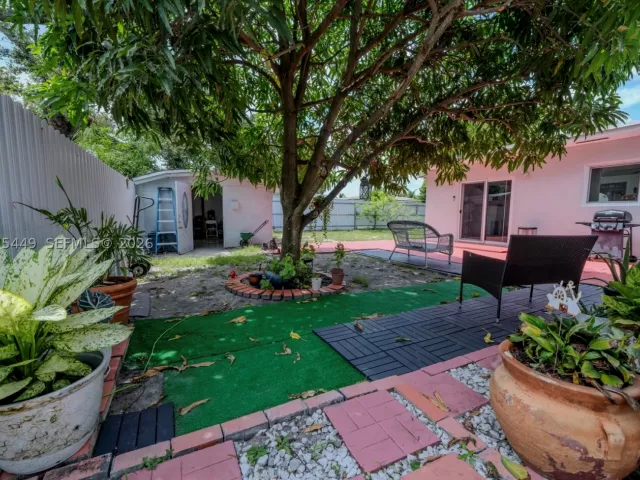 4-bedroom home for sale in Pembroke Pines - 6944 SW 10th Ct - MondialRealty