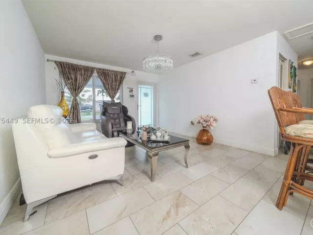 4-bedroom home for sale in Pembroke Pines - 6944 SW 10th Ct - MondialRealty