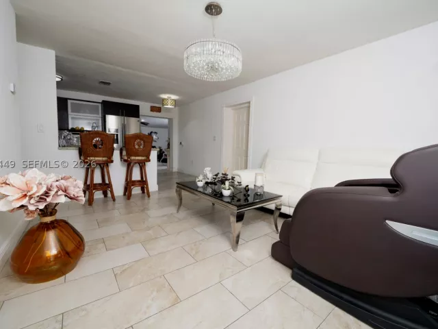 4-bedroom home for sale in Pembroke Pines - 6944 SW 10th Ct - MondialRealty
