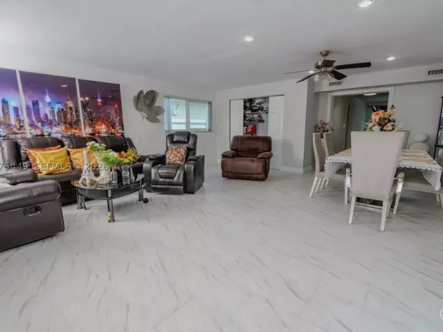 4-bedroom home for sale in Pembroke Pines - 6944 SW 10th Ct - MondialRealty