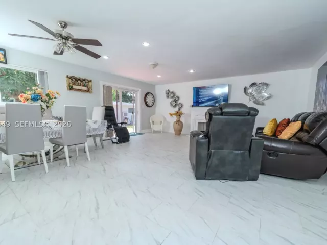 4-bedroom home for sale in Pembroke Pines - 6944 SW 10th Ct - MondialRealty