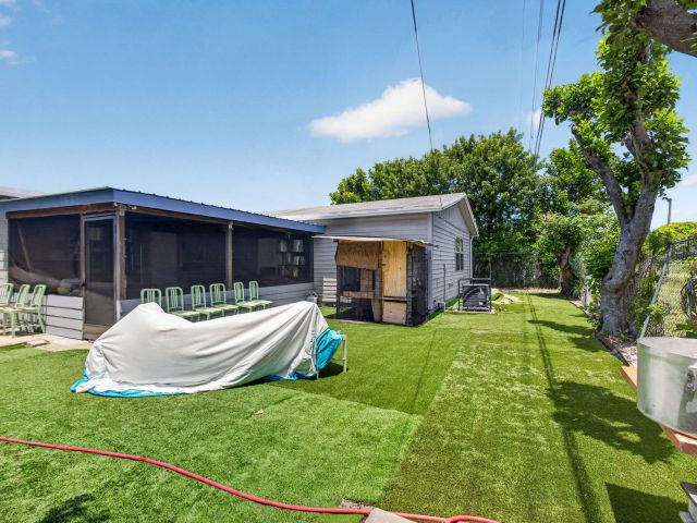 5-bedroom home for sale in West Palm Beach - 3408 Avenue H W - MondialRealty