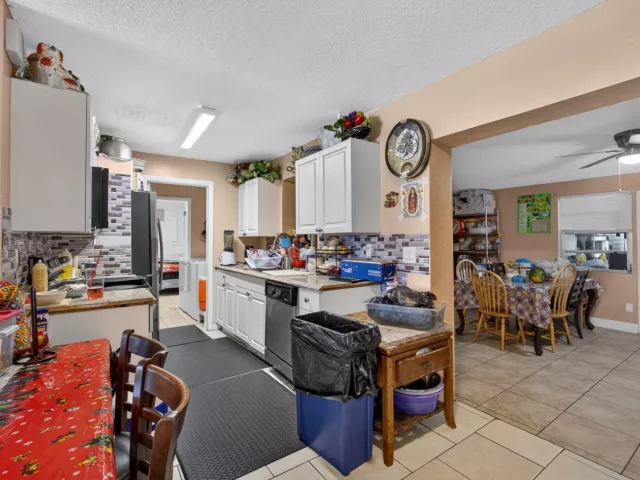 5-bedroom home for sale in West Palm Beach - 3408 Avenue H W - MondialRealty