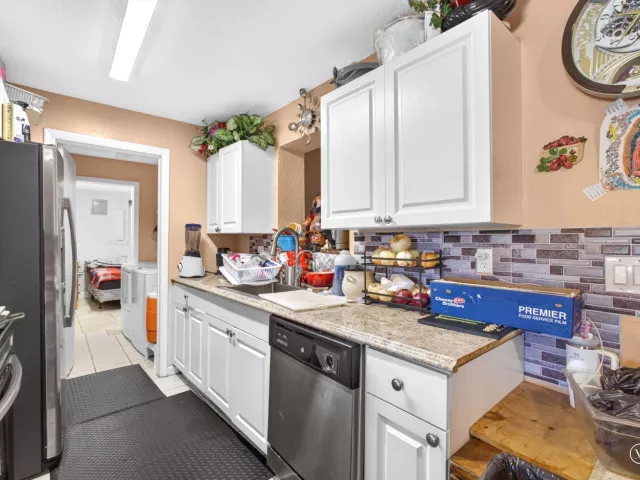 5-bedroom home for sale in West Palm Beach - 3408 Avenue H W - MondialRealty