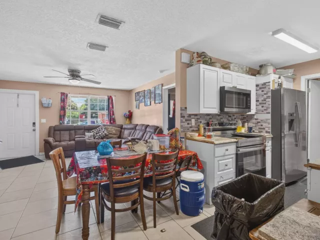 5-bedroom home for sale in West Palm Beach - 3408 Avenue H W - MondialRealty