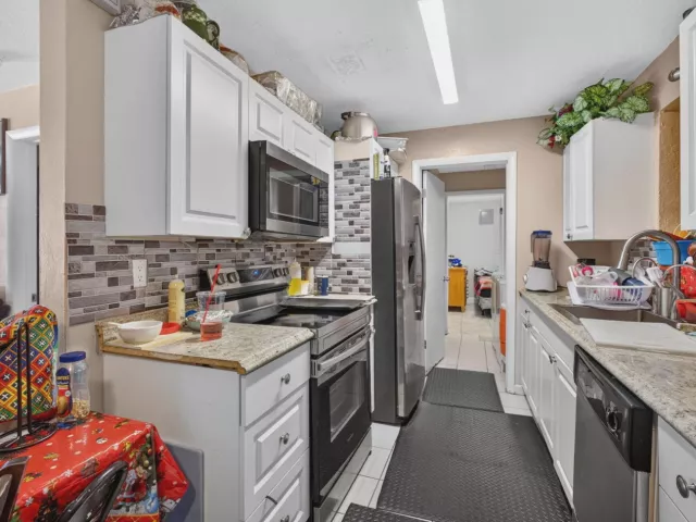 5-bedroom home for sale in West Palm Beach - 3408 Avenue H W - MondialRealty