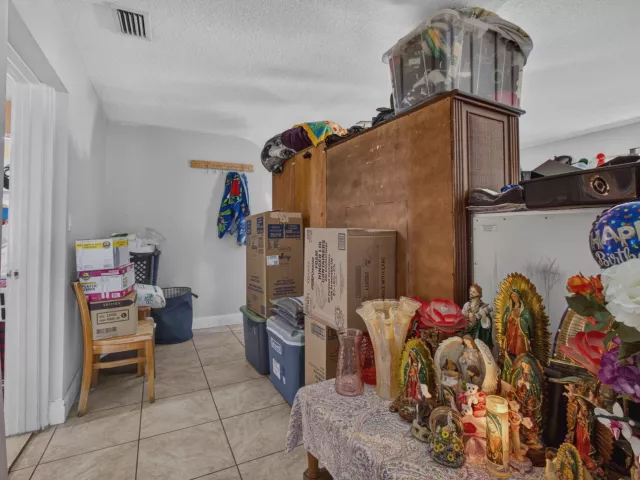 5-bedroom home for sale in West Palm Beach - 3408 Avenue H W - MondialRealty
