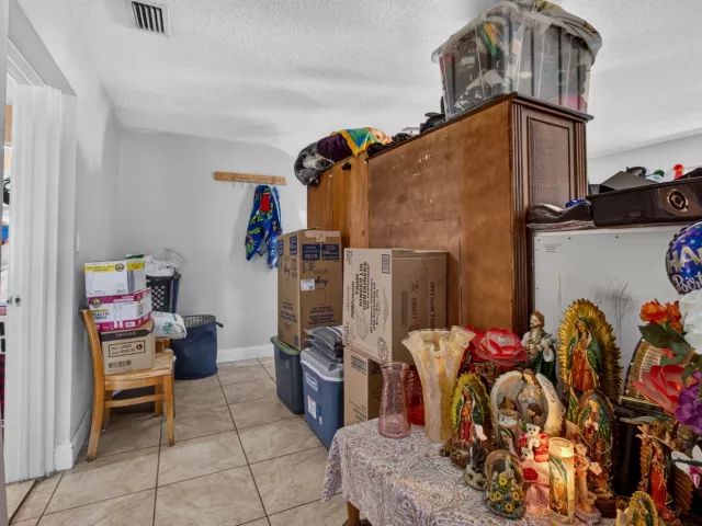 5-bedroom home for sale in West Palm Beach - 3408 Avenue H W - MondialRealty