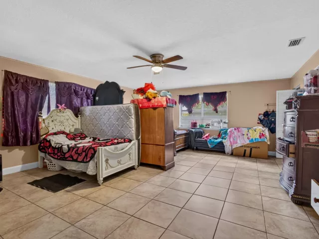 5-bedroom home for sale in West Palm Beach - 3408 Avenue H W - MondialRealty