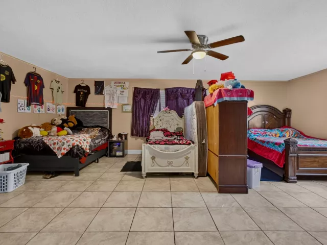 5-bedroom home for sale in West Palm Beach - 3408 Avenue H W - MondialRealty