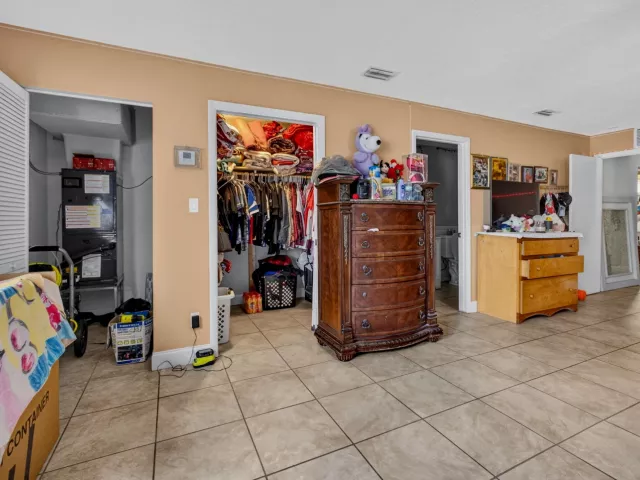 5-bedroom home for sale in West Palm Beach - 3408 Avenue H W - MondialRealty