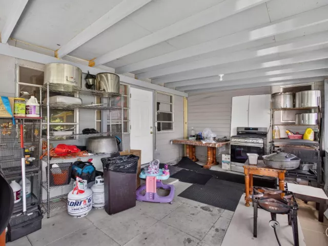 5-bedroom home for sale in West Palm Beach - 3408 Avenue H W - MondialRealty