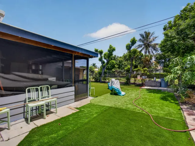 5-bedroom home for sale in West Palm Beach - 3408 Avenue H W - MondialRealty