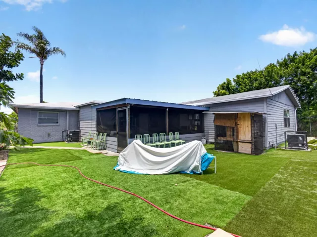 5-bedroom home for sale in West Palm Beach - 3408 Avenue H W - MondialRealty