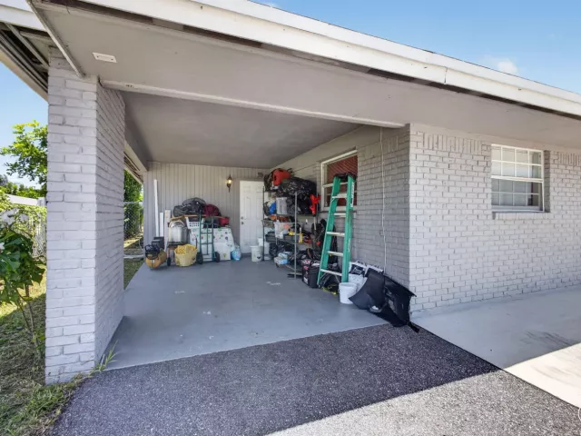 5-bedroom home for sale in West Palm Beach - 3408 Avenue H W - MondialRealty