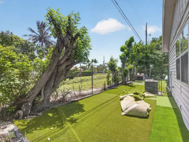 5-bedroom home for sale in West Palm Beach - 3408 Avenue H W - MondialRealty