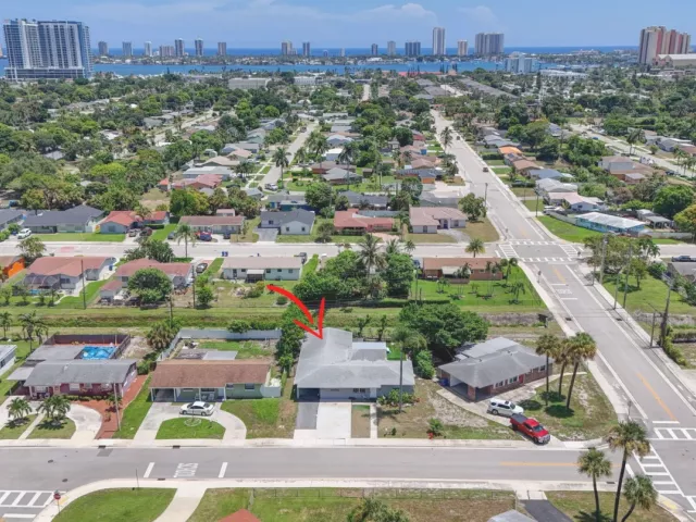 5-bedroom home for sale in West Palm Beach - 3408 Avenue H W - MondialRealty
