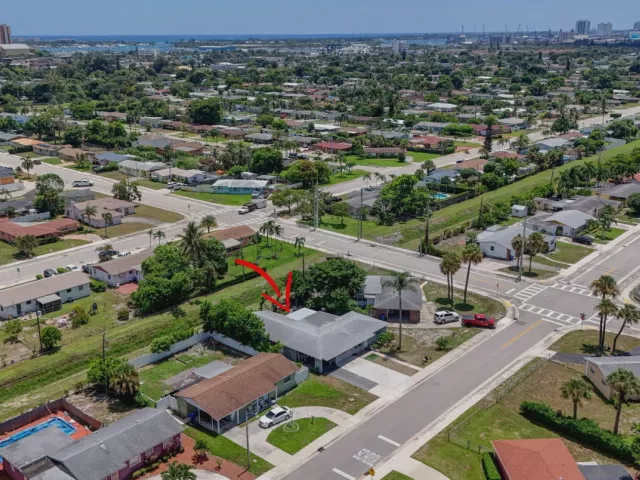 5-bedroom home for sale in West Palm Beach - 3408 Avenue H W - MondialRealty