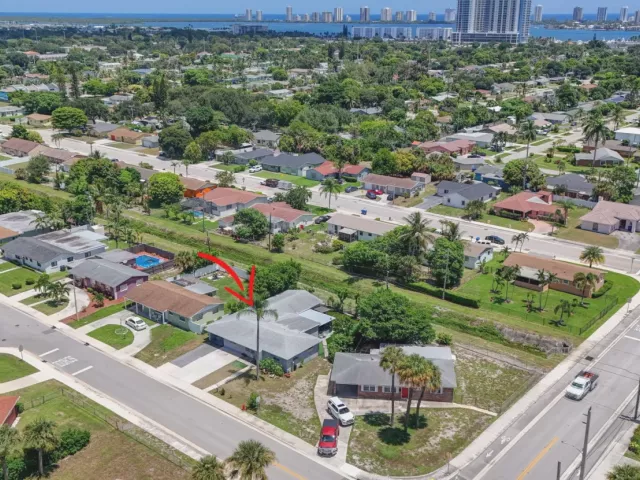 5-bedroom home for sale in West Palm Beach - 3408 Avenue H W - MondialRealty